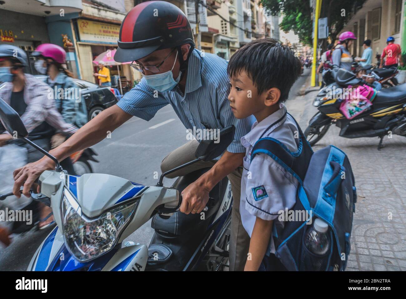 Traffico di punta occupato in Vietnam. Ho Chi Minh, Vietnam - 19 marzo 2020 Foto Stock