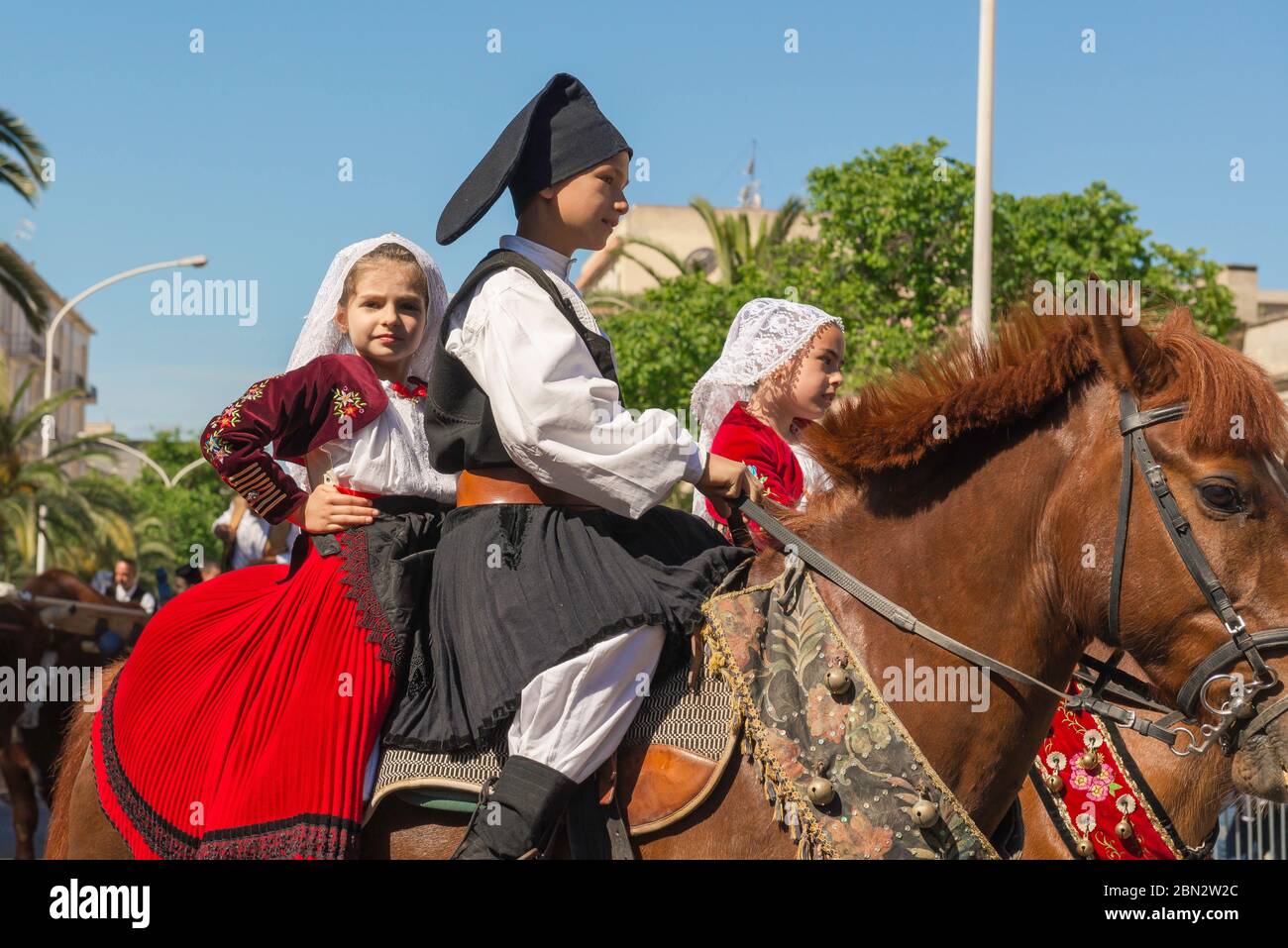 Sardegna Cavalcata Festival, al Cavalcata Festival bambini sardi in costume locale cavalcare il loro cavallo nella grande processione attraverso Sassari. Foto Stock