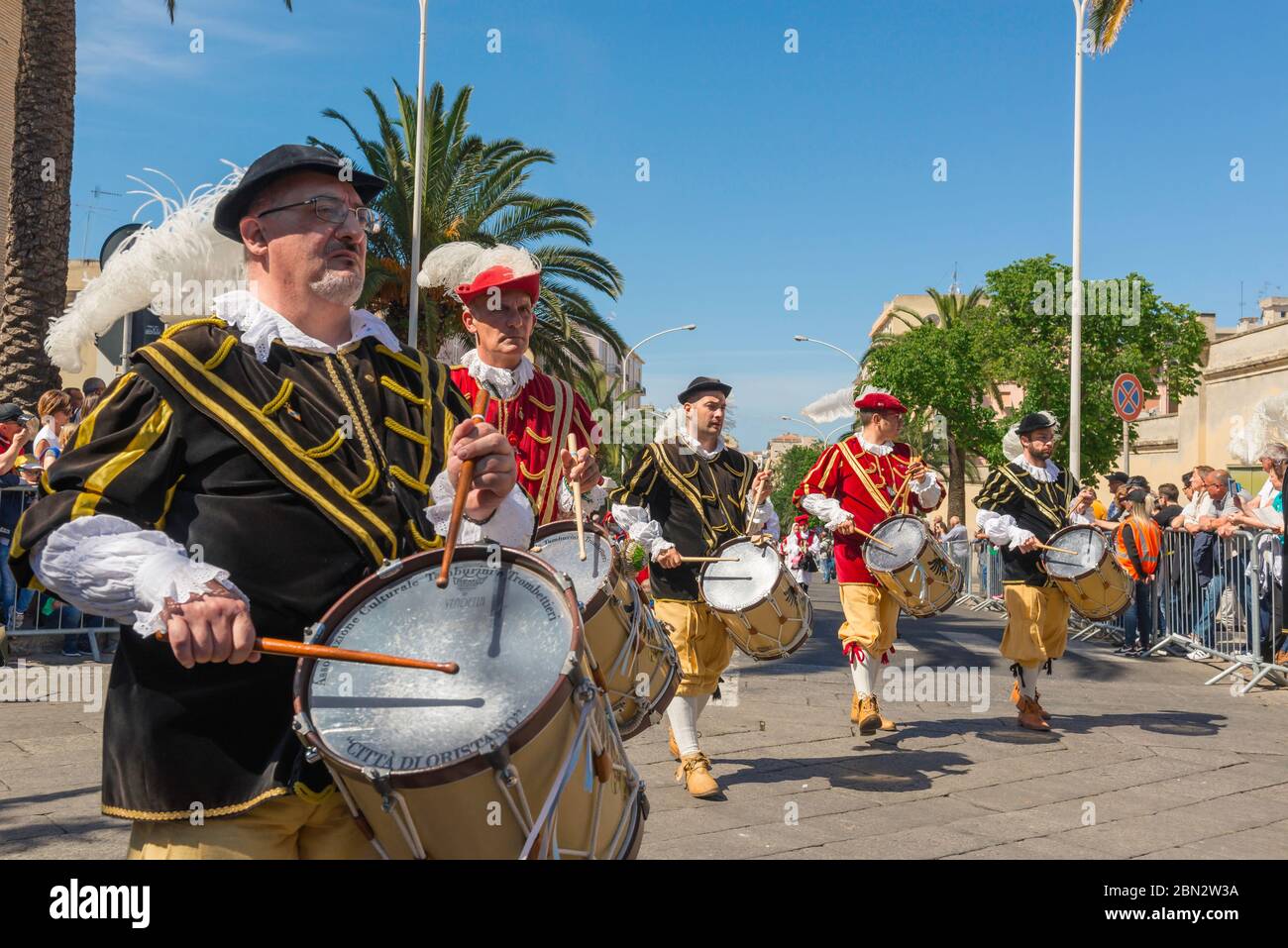 Festa della Sardegna, vista di un gruppo di batteristi in abito tradizionale sardo marciando nella grande processione durante Cavalcata a Sassari, Sardegna. Foto Stock