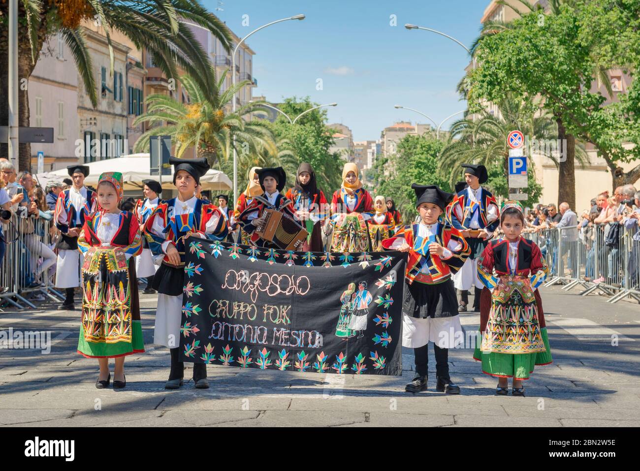 Festa popolare tradizionale per bambini, giovani in abito sardo tradizionale partecipano al festival Cavalcata di Sassari, Sardegna Foto Stock