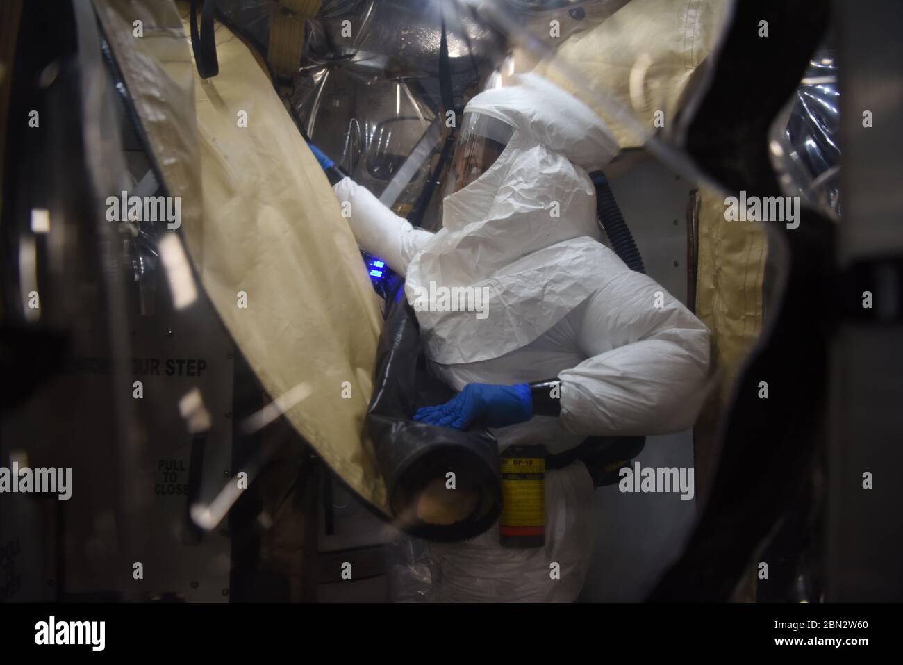RAMSTEIN AIR BASE, GERMANIA - 08 maggio 2020 - U.S. Air Force Senior Airman Jason McGhee, 33th Expeditionary Operations Support Squadron Biomedical Equipt Foto Stock
