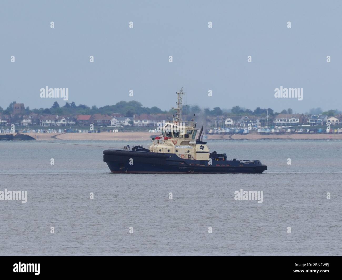 Sheerness, Kent, Regno Unito. 12 maggio 2020. Enorme nave LNG (gas naturale liquido) British Sapphire visto passare Sheerness questo pomeriggio dopo essere arrivato da Point Fortin, Trinidad, poco prima di attraccare presso il più grande impianto di GNL in Europa sull'isola di grano gestito dalla rete Nazionale. Credit: James Bell/Alamy Live News Foto Stock