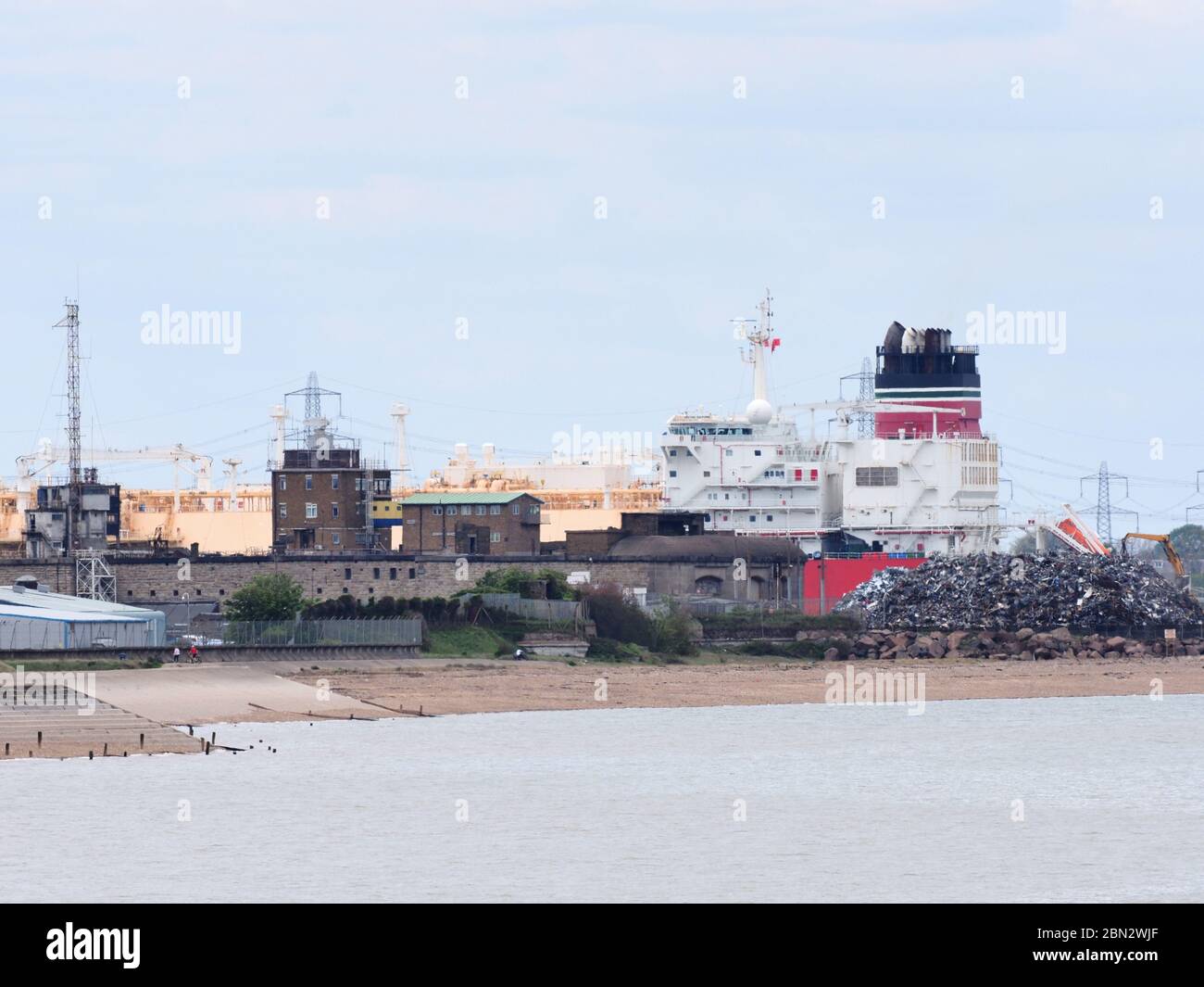 Sheerness, Kent, Regno Unito. 12 maggio 2020. Enorme nave LNG (gas naturale liquido) British Sapphire visto passare Sheerness questo pomeriggio dopo essere arrivato da Point Fortin, Trinidad, poco prima di attraccare presso il più grande impianto di GNL in Europa sull'isola di grano gestito dalla rete Nazionale. Credit: James Bell/Alamy Live News Foto Stock