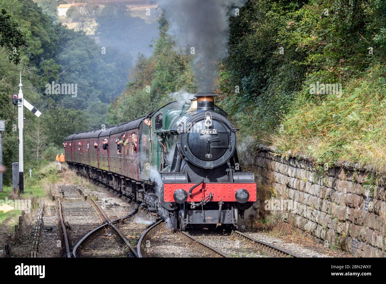 BR 'Hall' 4-6-0 No. 6990 'Witherslack Hall' si avvicina a Goathland sulla North Yorkshire Moors Railway durante il loro gala a vapore autunnale Foto Stock