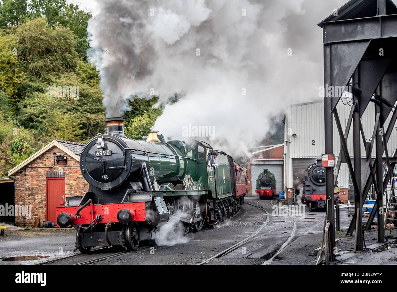 BR 'Hall' 4-6-0 No. 6990 'Witherslack Hall' parte da Grosmont sulla North Yorkshire Moors Railway durante il loro gala a vapore autunnale Foto Stock