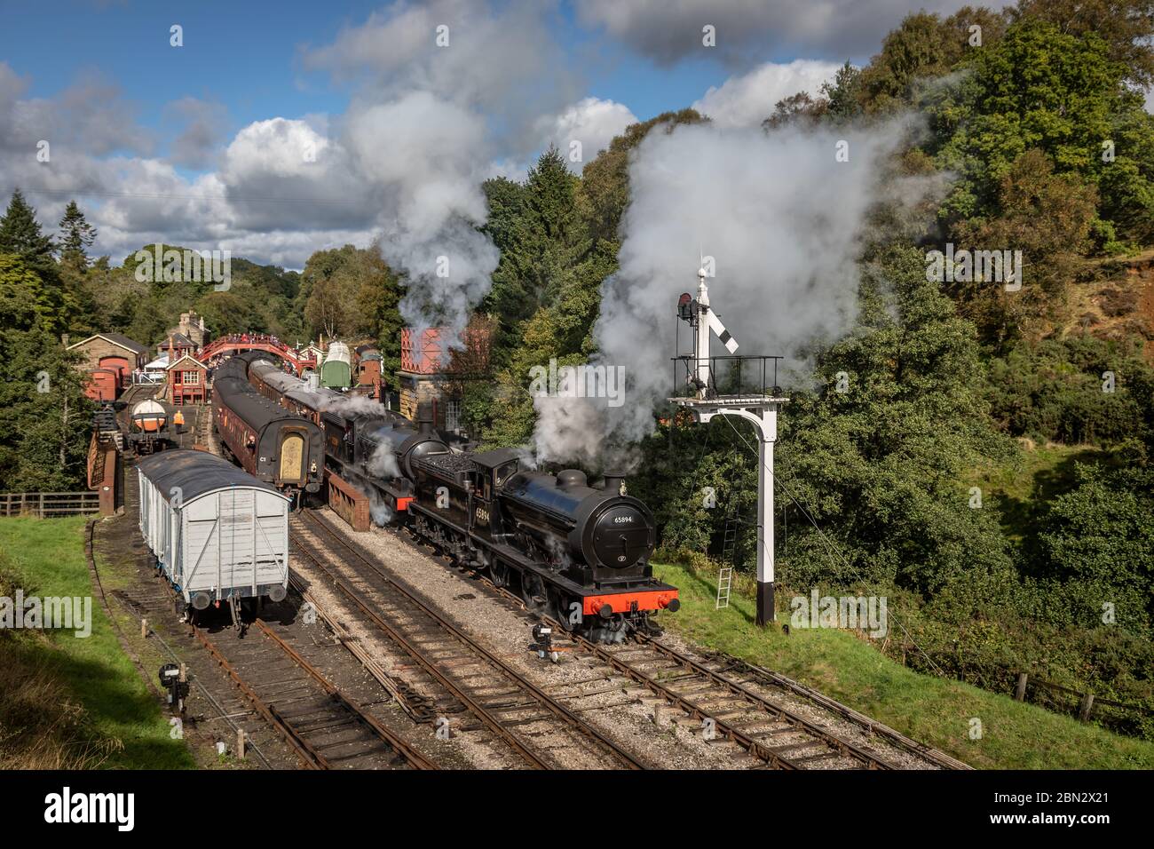 BR 'J27' 0-6-0 No. 65894 e NE 'Q6' 0-8-0 No. 2238, Goathland sulla North Yorkshire Moors Railway durante il loro gala a vapore d'autunno Foto Stock