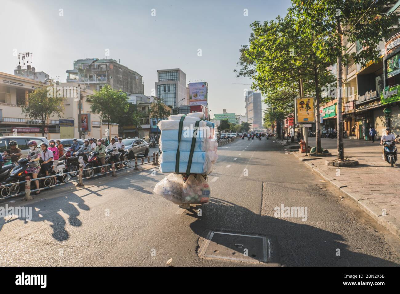 Traffico di punta occupato in Vietnam. Ho Chi Minh, Vietnam - 19 marzo 2020 Foto Stock