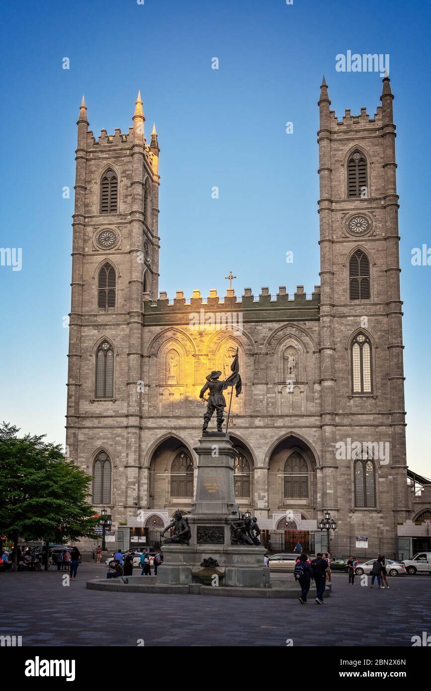 Place d'armes con il monumento Maisonneuve e la basilica di Notre-Dame nella vecchia Montreal, Quebec, Canada Foto Stock