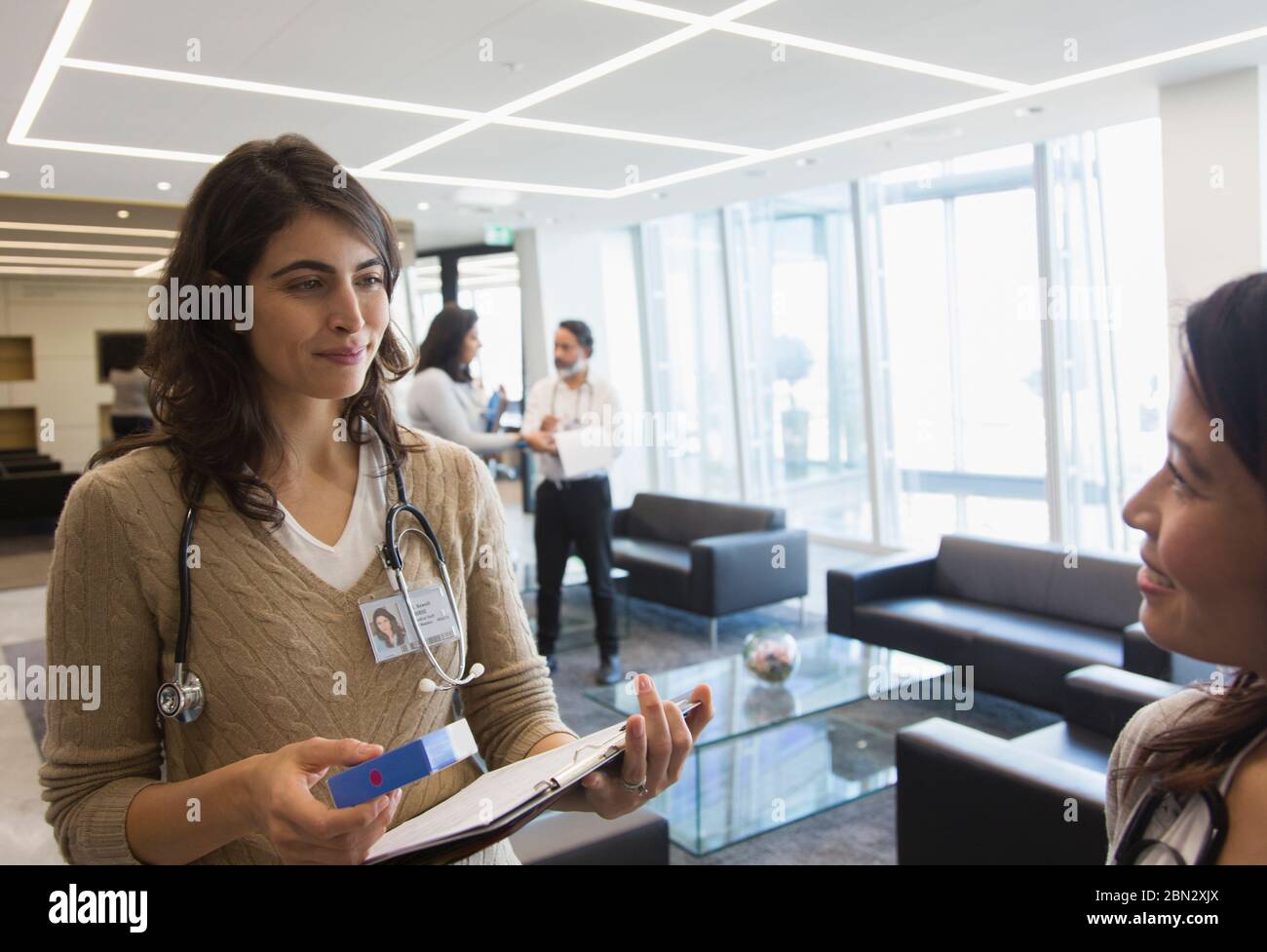 Dottori donne che parlano in ufficio Foto Stock