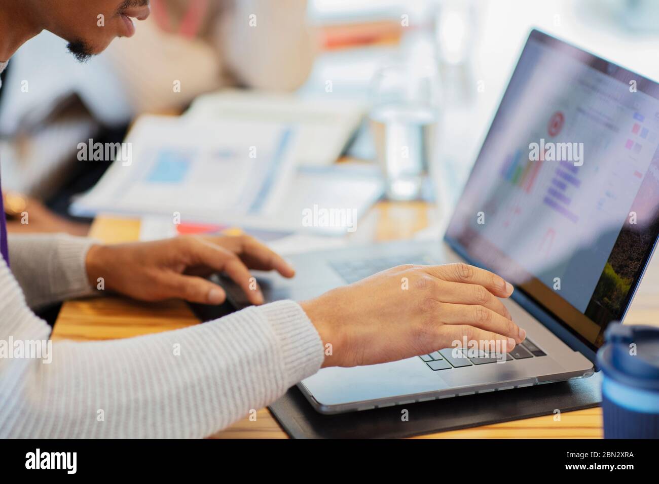 Primo piano uomo d'affari con il laptop in riunione Foto Stock
