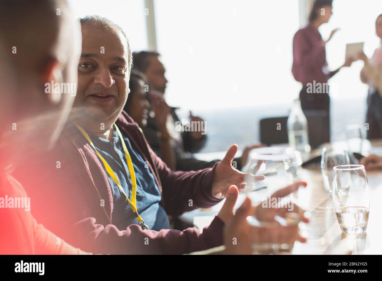 La gente di affari di parlare nella sala conferenza incontro Foto Stock