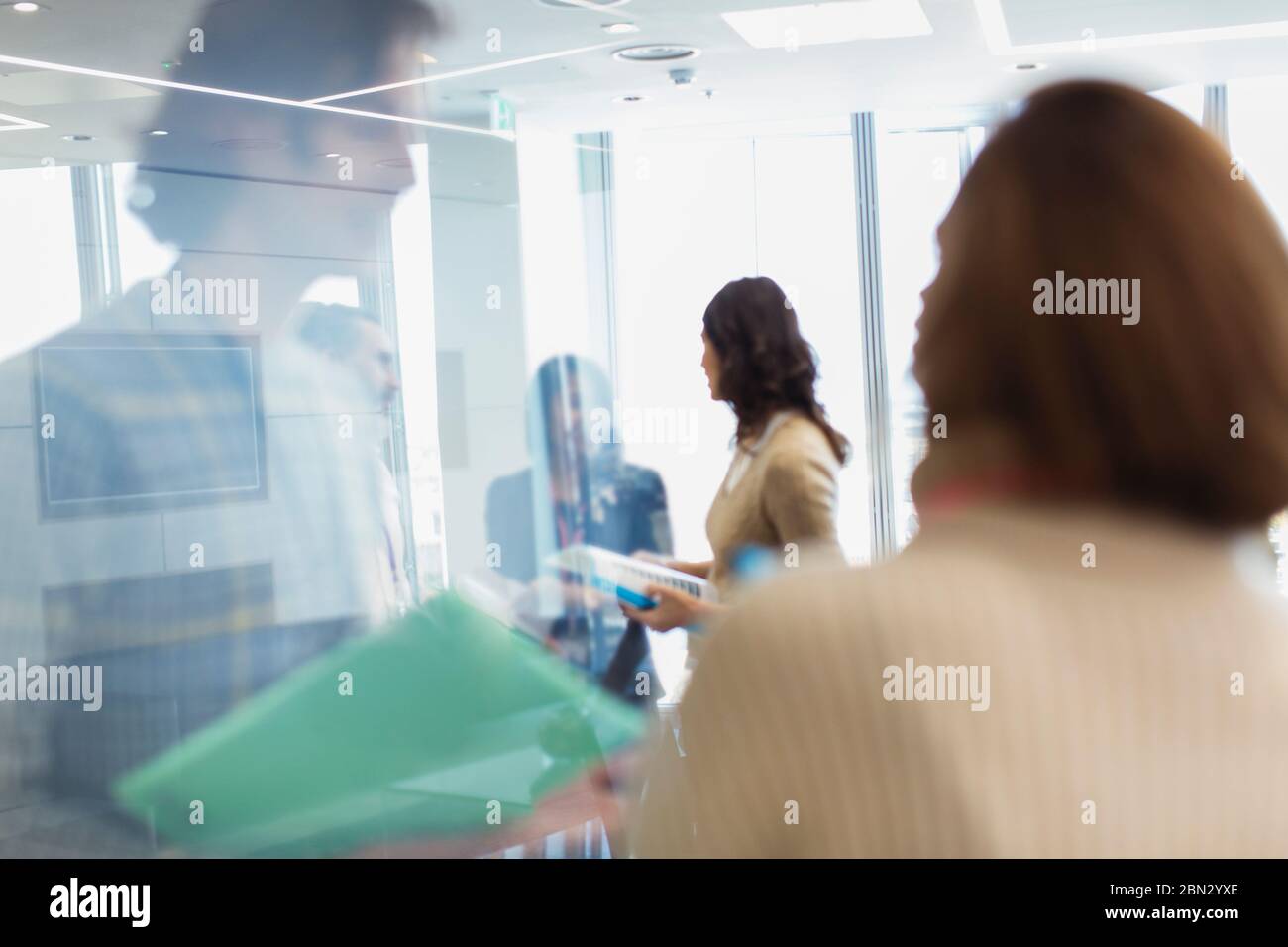 La gente di affari di parlare in ufficio Foto Stock
