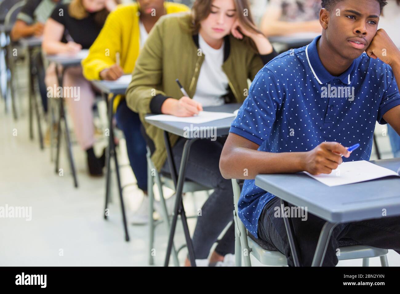 Studenti delle scuole superiori che si stanno concentrando sull'esame Foto Stock