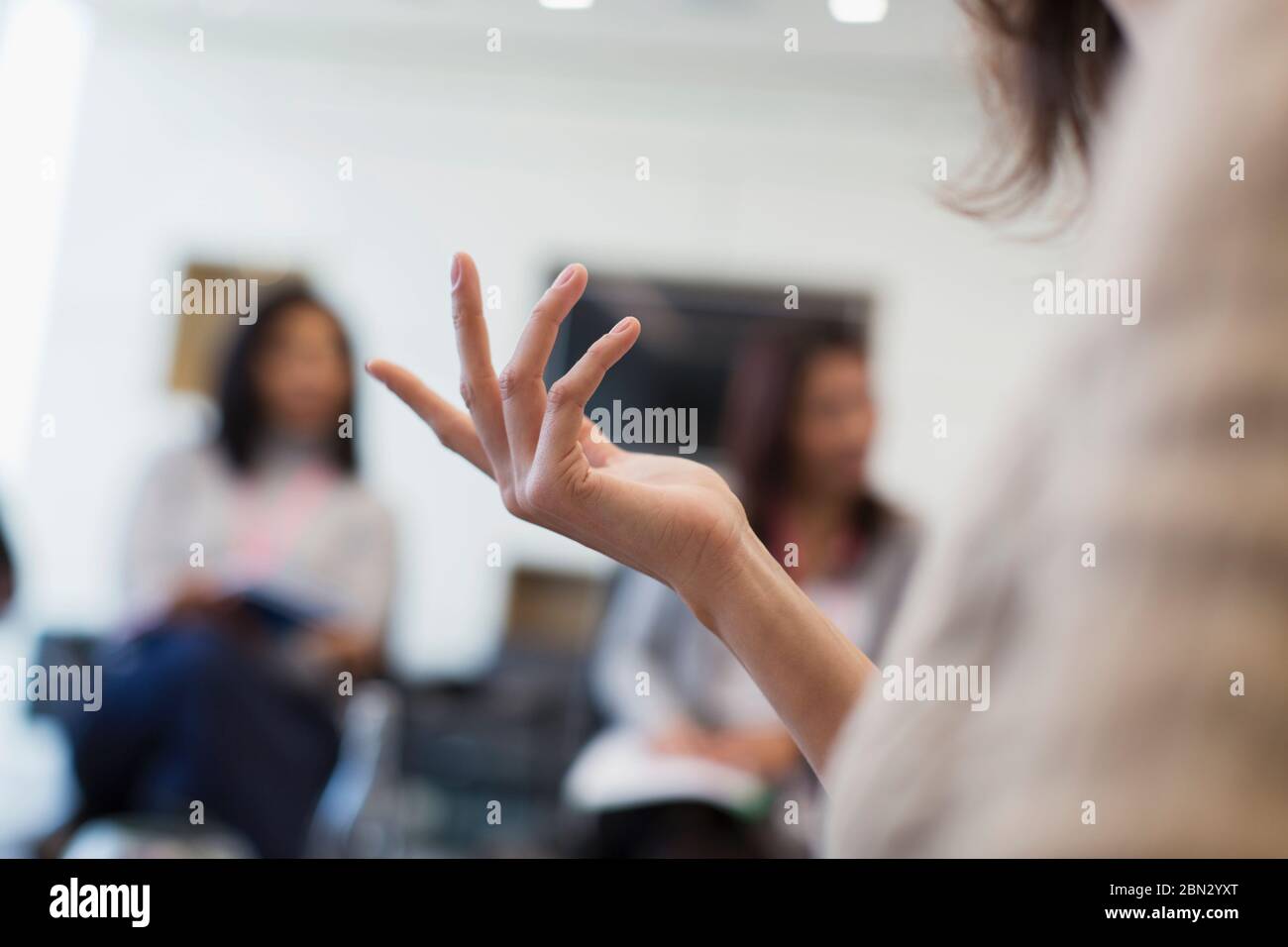 Primo piano donna d'affari gesturing in riunione Foto Stock