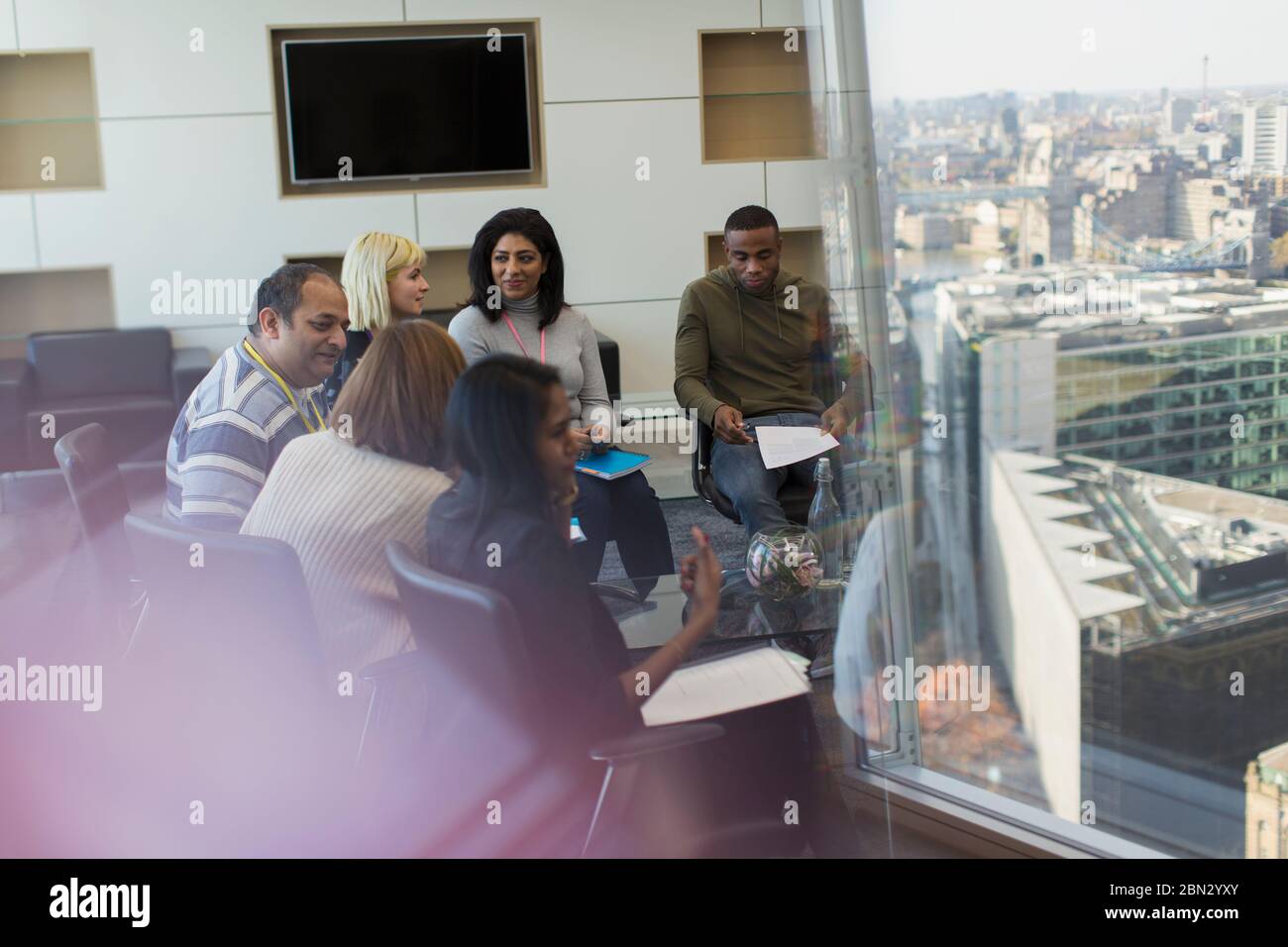 La gente di affari di parlare nella sala conferenza incontro Foto Stock