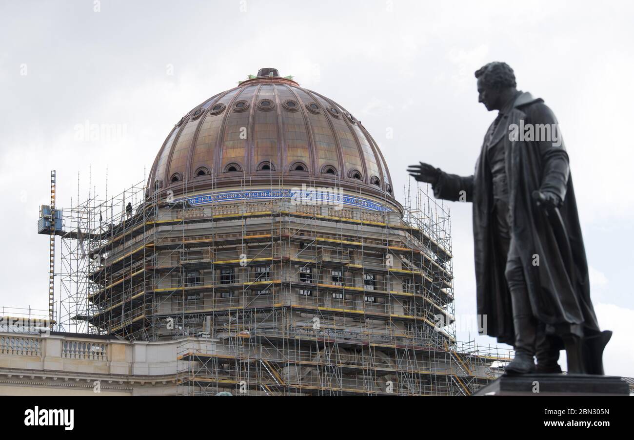 Berlino, Germania. 12 maggio 2020. Una scultura di Albrecht Daniel Thaer, fondatore di scienze agricole, si trova di fronte al Forum di Humboldt incompiuto. A causa del virus corona, il centro culturale non sarà aperto nel settembre 2020. Credit: Jörg Carstensen/dpa/Alamy Live News Foto Stock