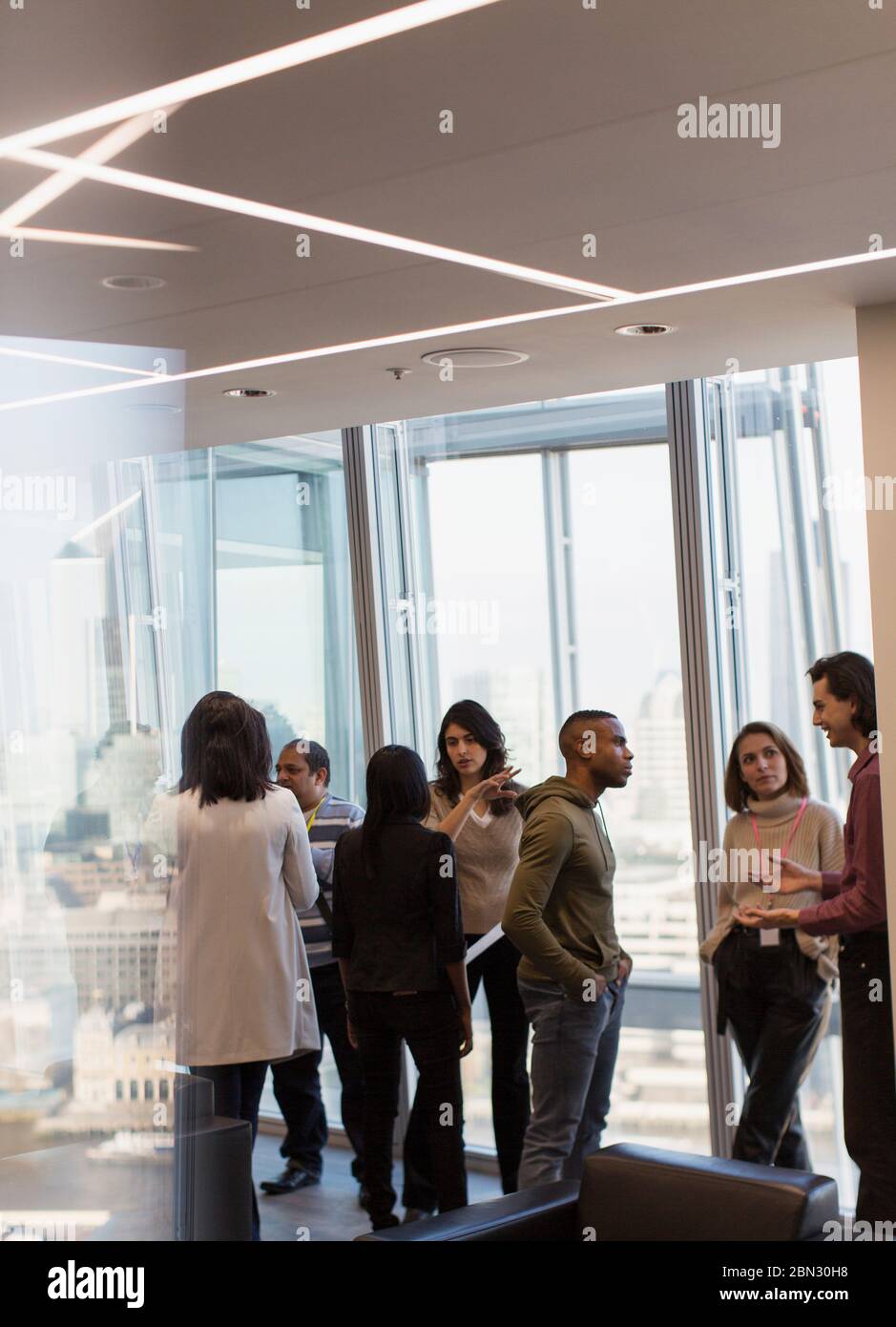 La gente di affari di parlare in ufficio Foto Stock