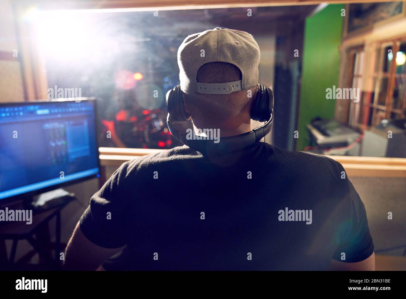 Produttore di musica maschile che lavora in una cabina audio dello studio di registrazione Foto Stock