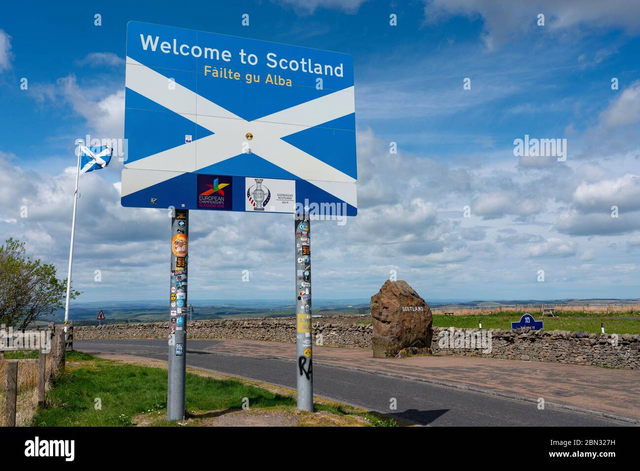 Carter Bar, Scozia, Regno Unito. 12 maggio 2020. Vista del confine tra Inghilterra e Scozia sulla A68 a sud di Jedburgh a carter Bar nei confini scozzesi. Il primo ministro scozzese ha affermato che, poiché il blocco dei coronavirus non viene revocato in Scozia, le persone provenienti dall'Inghilterra non dovrebbero recarsi in Scozia a meno che non seguano le leggi scozzesi. Iain Masterton/Alamy Live News Foto Stock