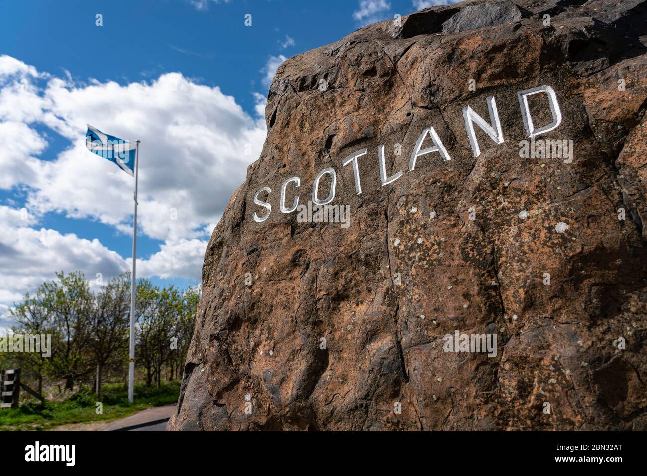 Carter Bar, Scozia, Regno Unito. 12 maggio 2020. Vista del confine tra Inghilterra e Scozia sulla A68 a sud di Jedburgh a carter Bar nei confini scozzesi. Il primo ministro scozzese ha affermato che, poiché il blocco dei coronavirus non viene revocato in Scozia, le persone provenienti dall'Inghilterra non dovrebbero recarsi in Scozia a meno che non seguano le leggi scozzesi. Iain Masterton/Alamy Live News Foto Stock