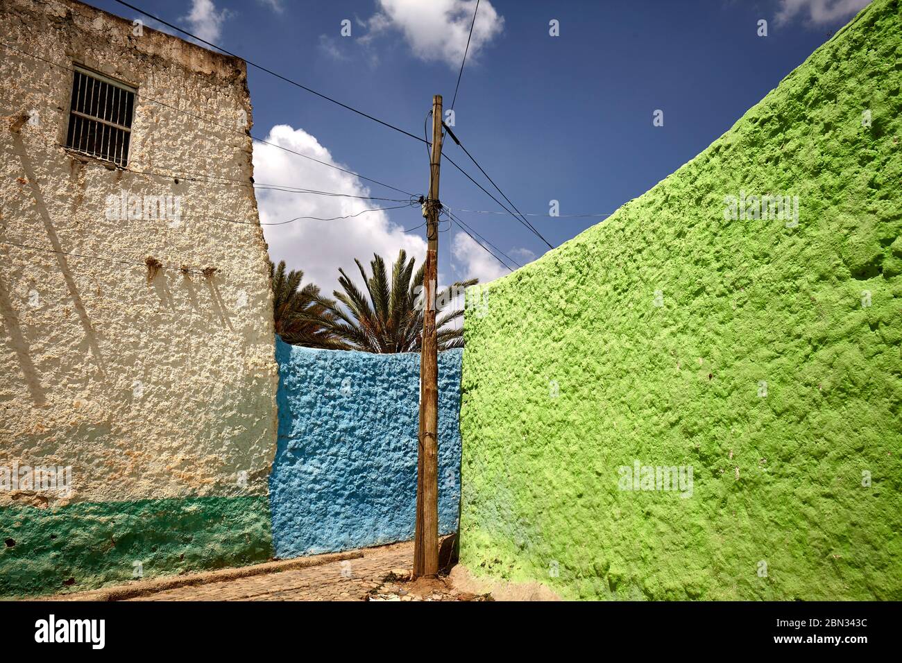 Tre pareti quattro colori: Verde chiaro, blu chiaro, verde scuro, bianco. Foto Stock