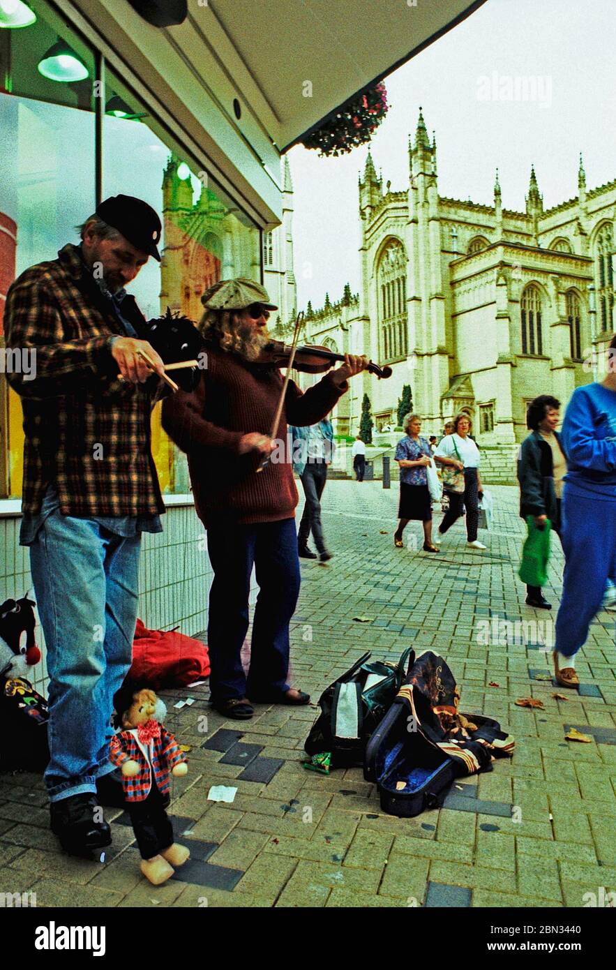 1997 Buskers intrattenere i bambini con il burattino, centro città di Wakefield, West Yorkshire, Inghilterra del Nord Foto Stock