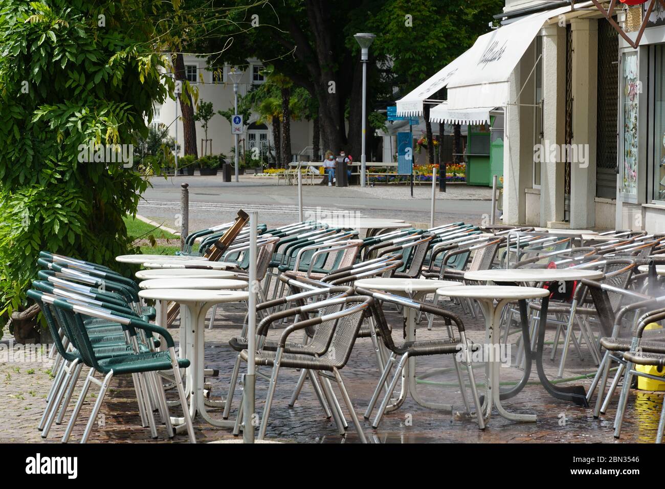I ristoranti italiani di Merano, in Alto Adige, sono ancora chiusi a causa del COVID-19. Sedie e tavoli impilati e incatenati insieme. Foto Stock