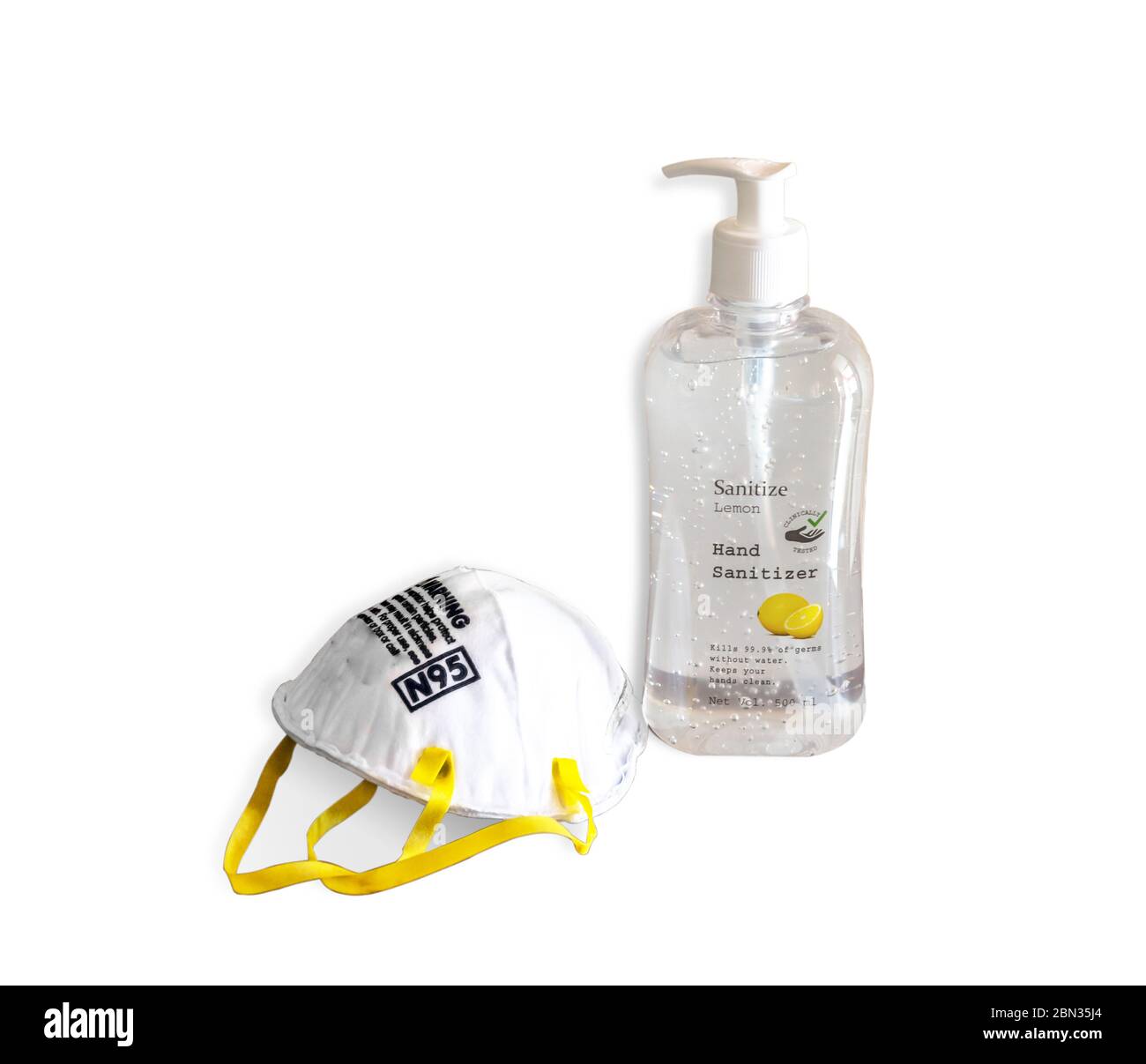 Igienizzatore per le mani e maschera N95 con sfondo bianco Foto Stock