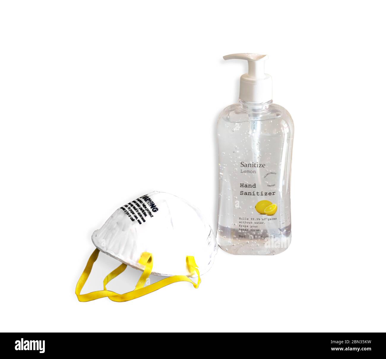 Igienizzatore per le mani e maschera N95 con sfondo bianco Foto Stock