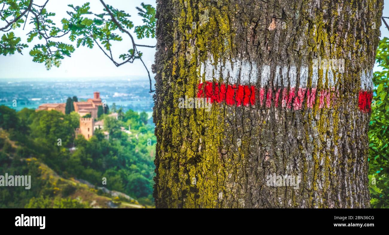 Indicazioni rosse sul sentiero segnalato in italia - Monteveglio - Bologna - Italia Foto Stock