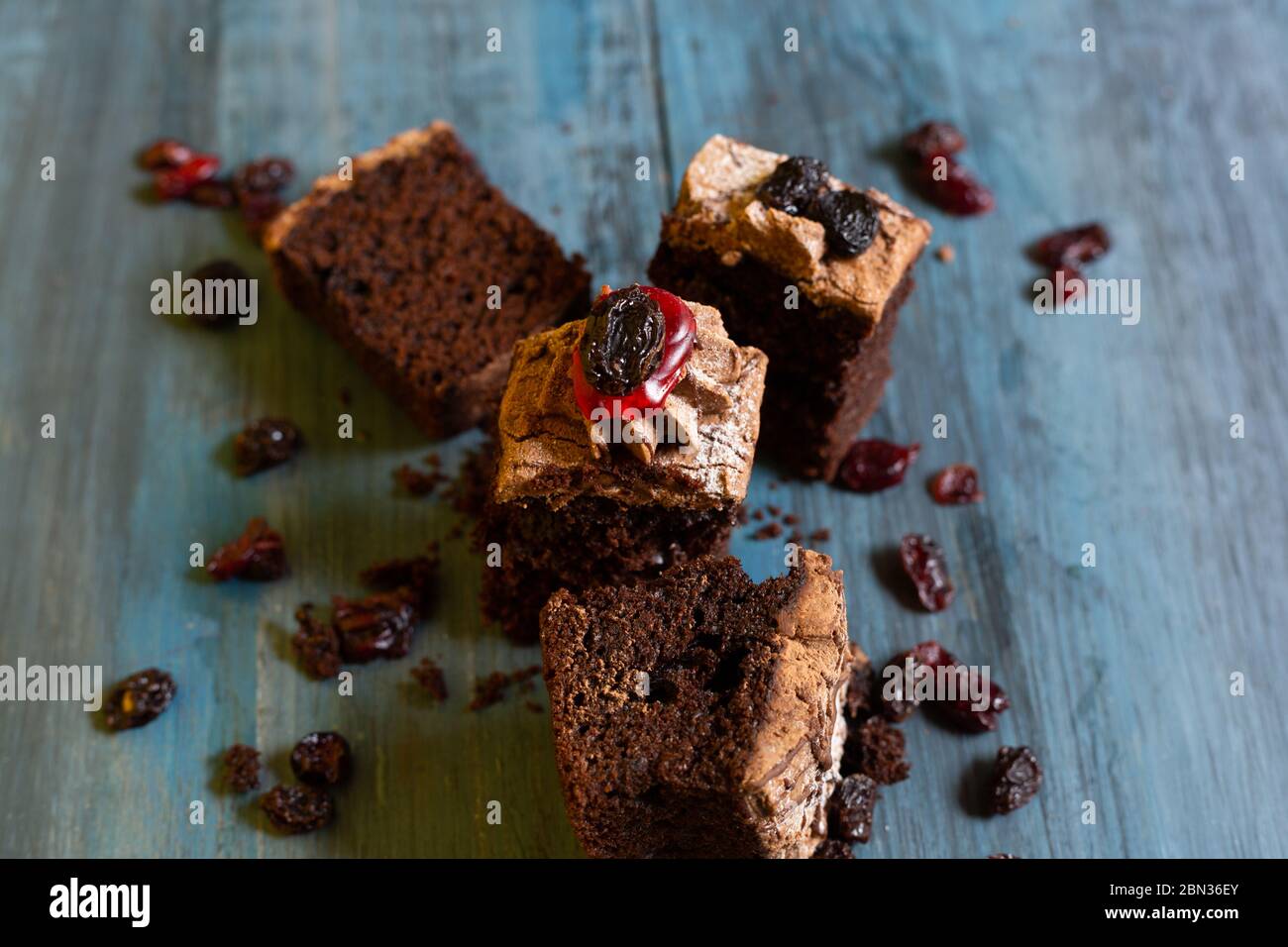 Pane, torta al cioccolato, caffè per una mattinata con molta felicità e godere con le persone che ami. Foto Stock
