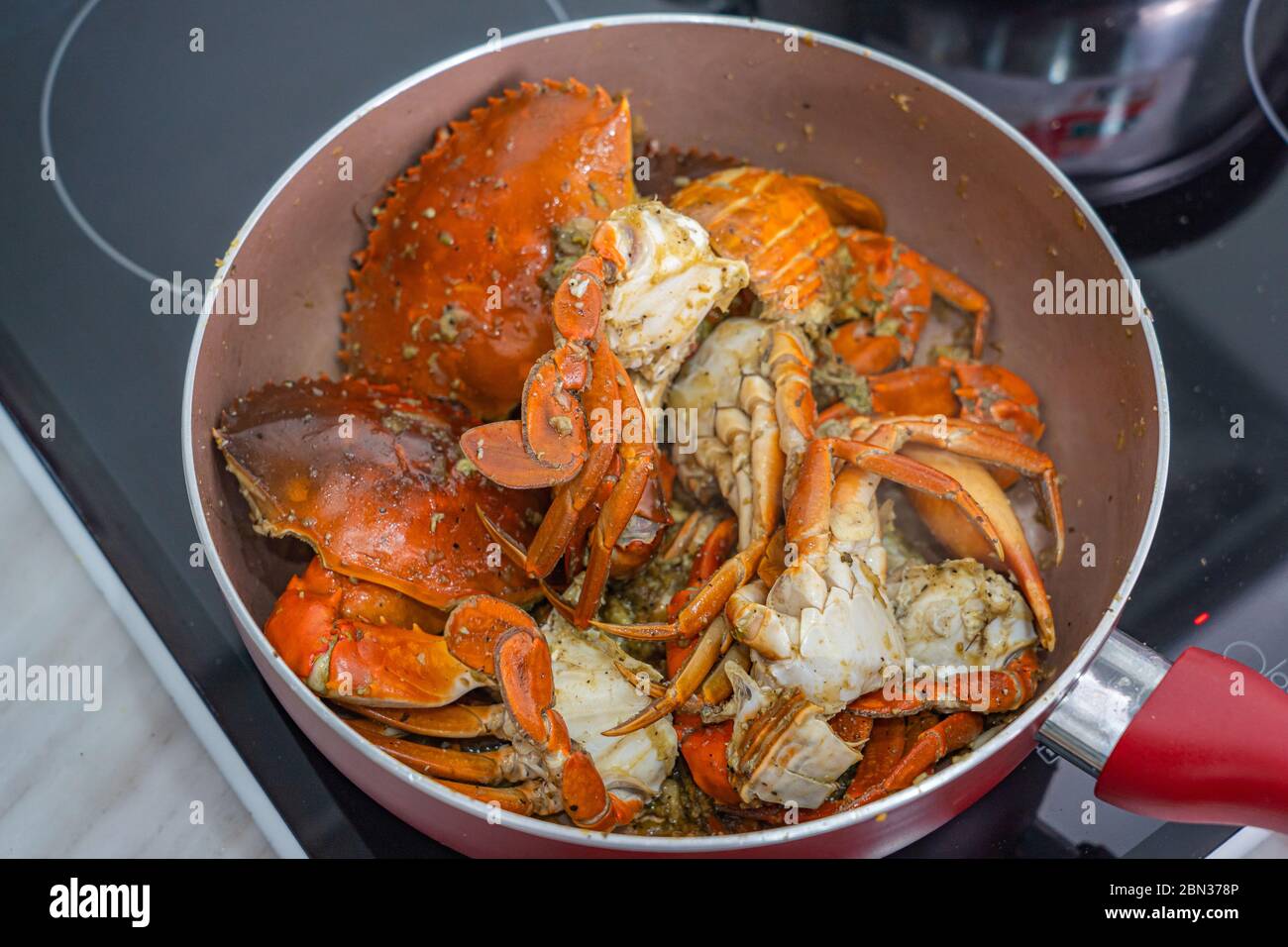 Delizioso granchio fritto con aglio e pepe sulla padella Foto Stock