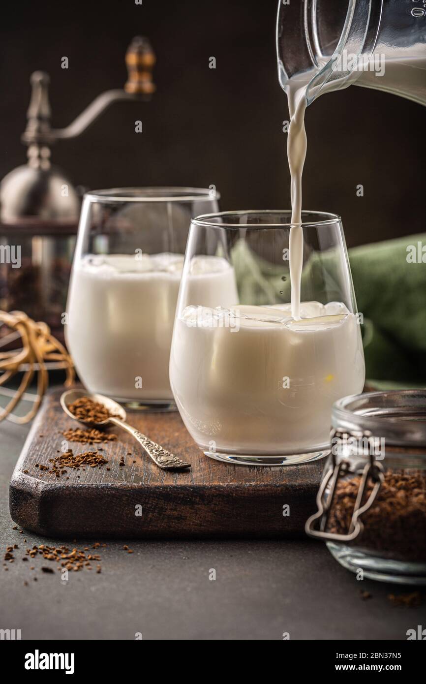 Caffè Dalgona in tazza di vetro Foto Stock