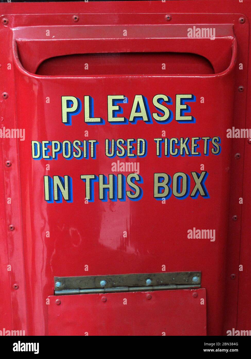 92 bus, Bury a Manchester Piccadilly, Greater Manchester, Inghilterra, Regno Unito, si prega di depositare i biglietti usati, in questa casella, Foto Stock