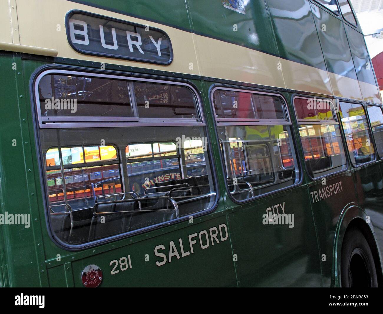 Green and Cream livrea bus di Salford Corporation trasporti - Metropolitan Cammell / Leyland Titan PD2 281 , JRJ281E, Bury autobus a due piani, 1967 Foto Stock