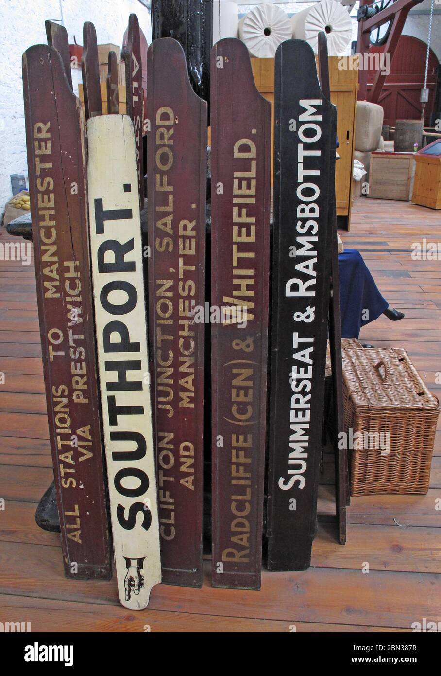 Collezione di cartelli della stazione ferroviaria, pre-Beeching Cuts, Summerseat, Ramsbottom, Whitefield, tutte le stazioni per Manchester, Radcliffe, Clifton Junction, Salford Foto Stock