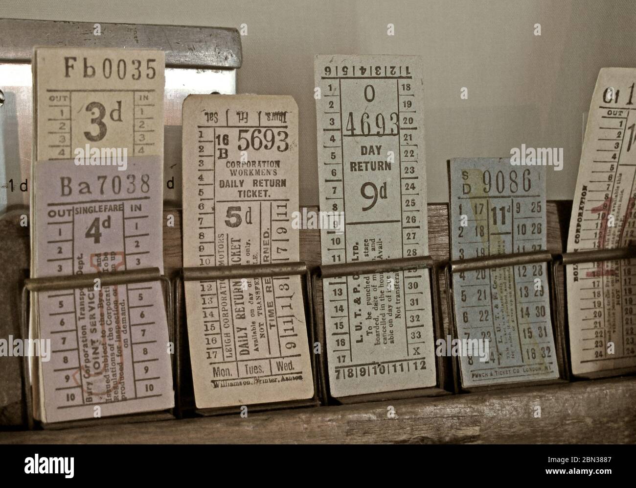 3d,9d,5d,11d,andata e ritorno,biglietti singoli per autobus della Bury Corporation, dagli anni '60, Greater Manchester, Lancashire, Inghilterra, Regno Unito - Biglietti prestampati per autobus Foto Stock