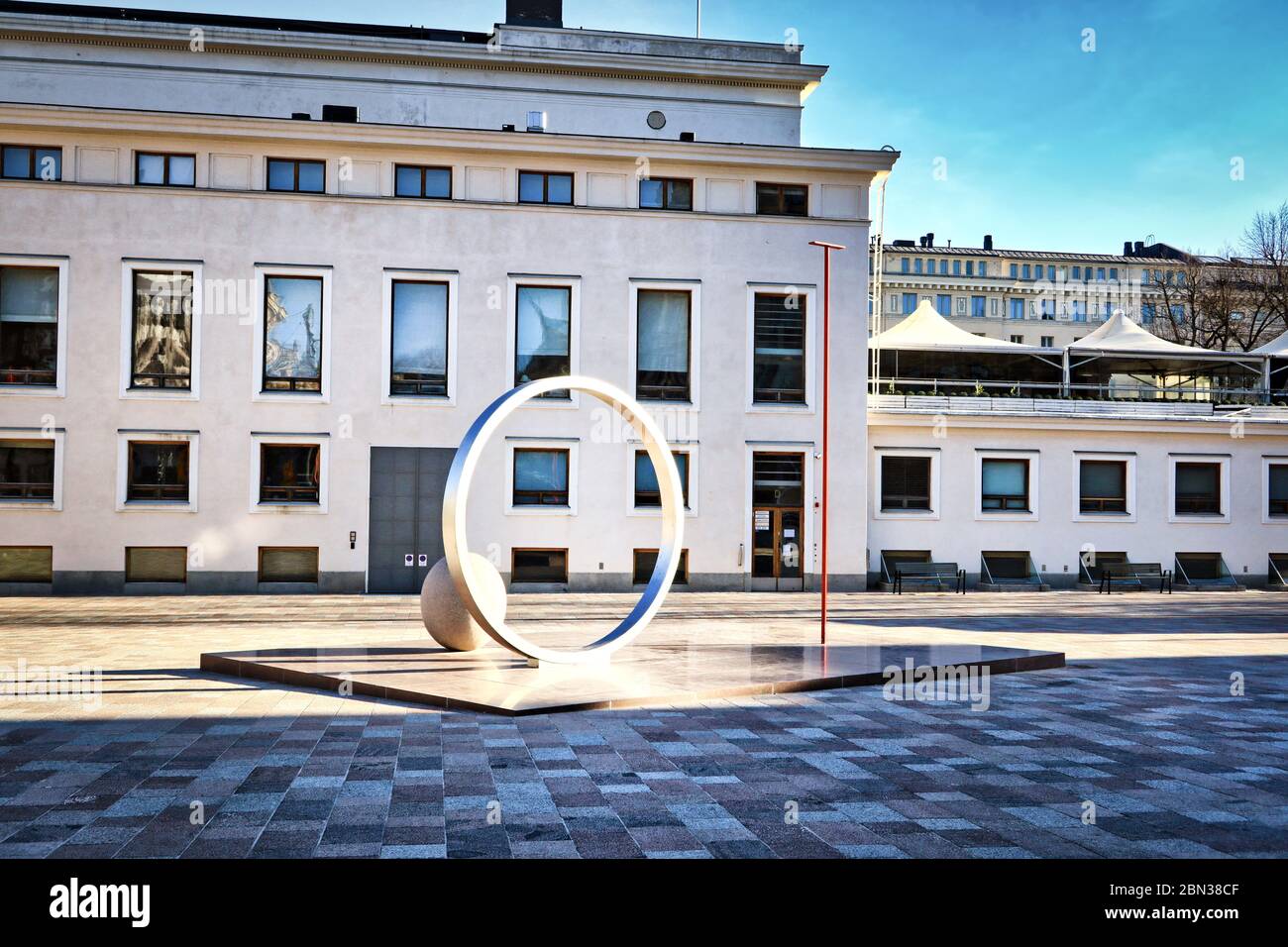 Faith Hope Love, opera di Eva Lange, celebra i 100 anni di storia e il legame tra Finlandia e Svezia. Erottaja, Helsinki, Finlandia, Foto Stock