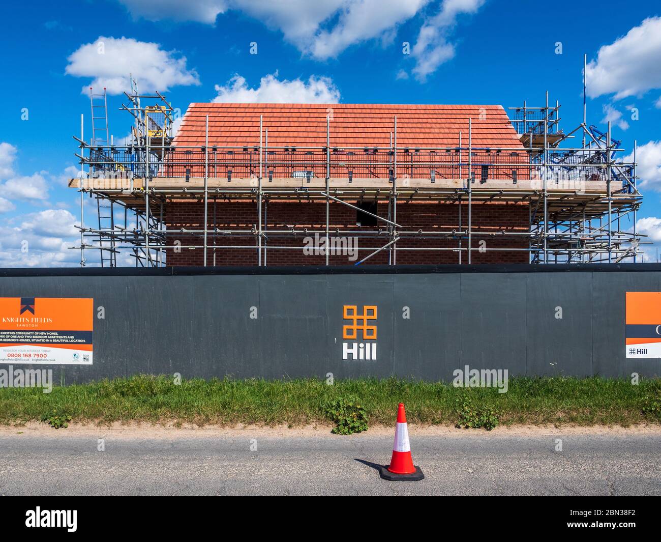 Hill House Building Site Sawston - Hill Group è un premiato costruttore di case a 5 stelle con sede a Londra e nel sud-est dell'Inghilterra. Fondata nel 1999. Foto Stock