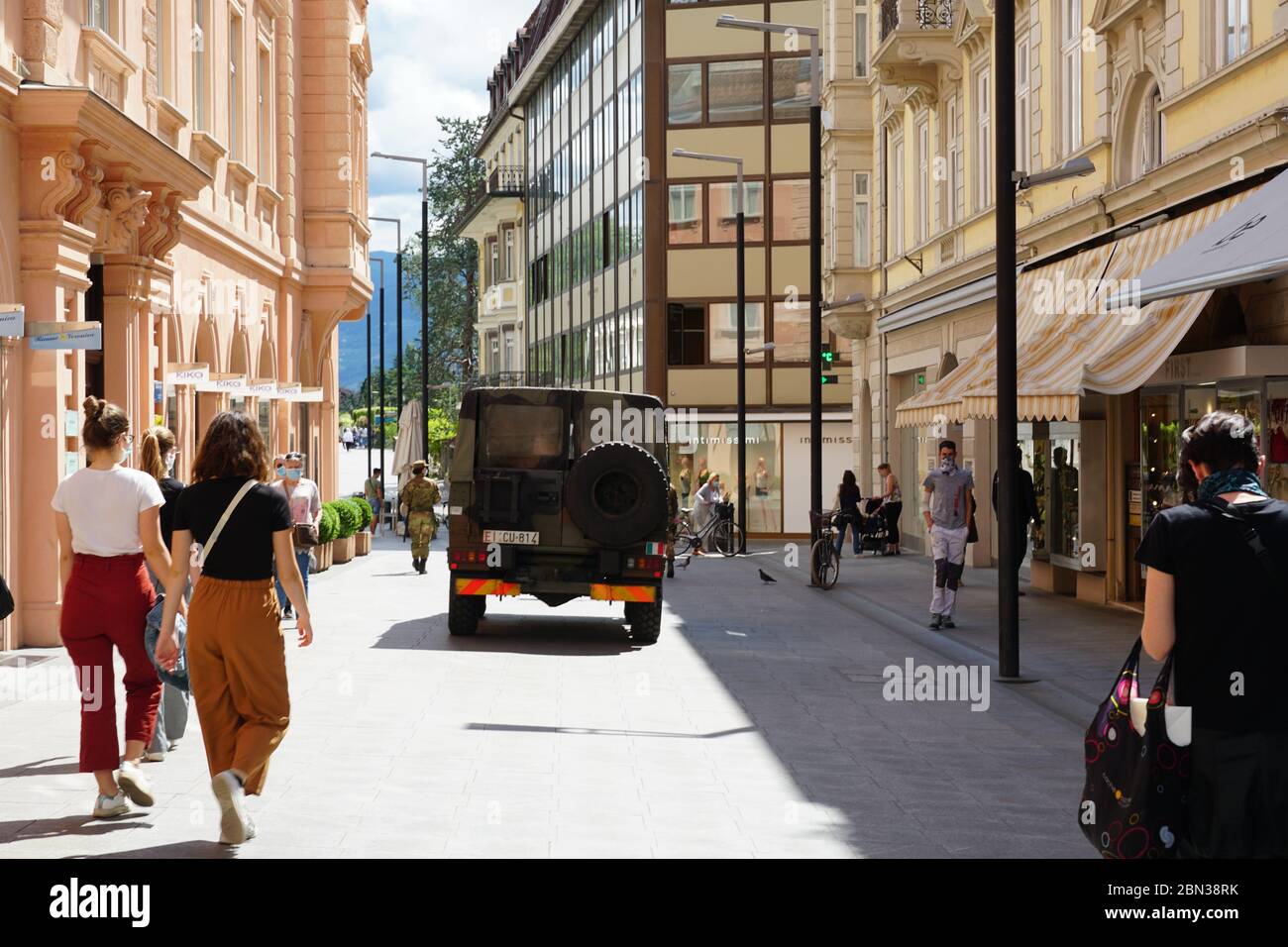 Veicolo militare e soldati a piedi per strada a Merano, Alto Adige, Italia, controllo della città, pattugliamento dopo che l'Italia è entrato nella fase 2 Foto Stock