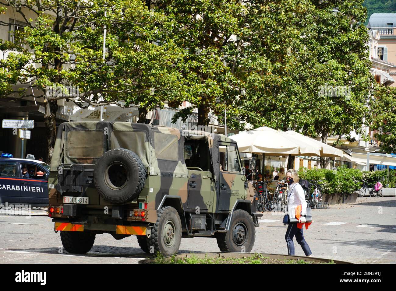 Veicolo militare e soldati a piedi per strada a Merano, Alto Adige, Italia, controllo della città, pattugliamento dopo che l'Italia è entrato nella fase 2 Foto Stock