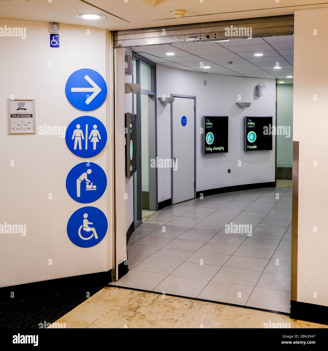 I bagni pubblici aprono durante il coronavirus in UN centro commerciale a Londra del sud, durante la Pandemia di Coronavirus 2020 Foto Stock