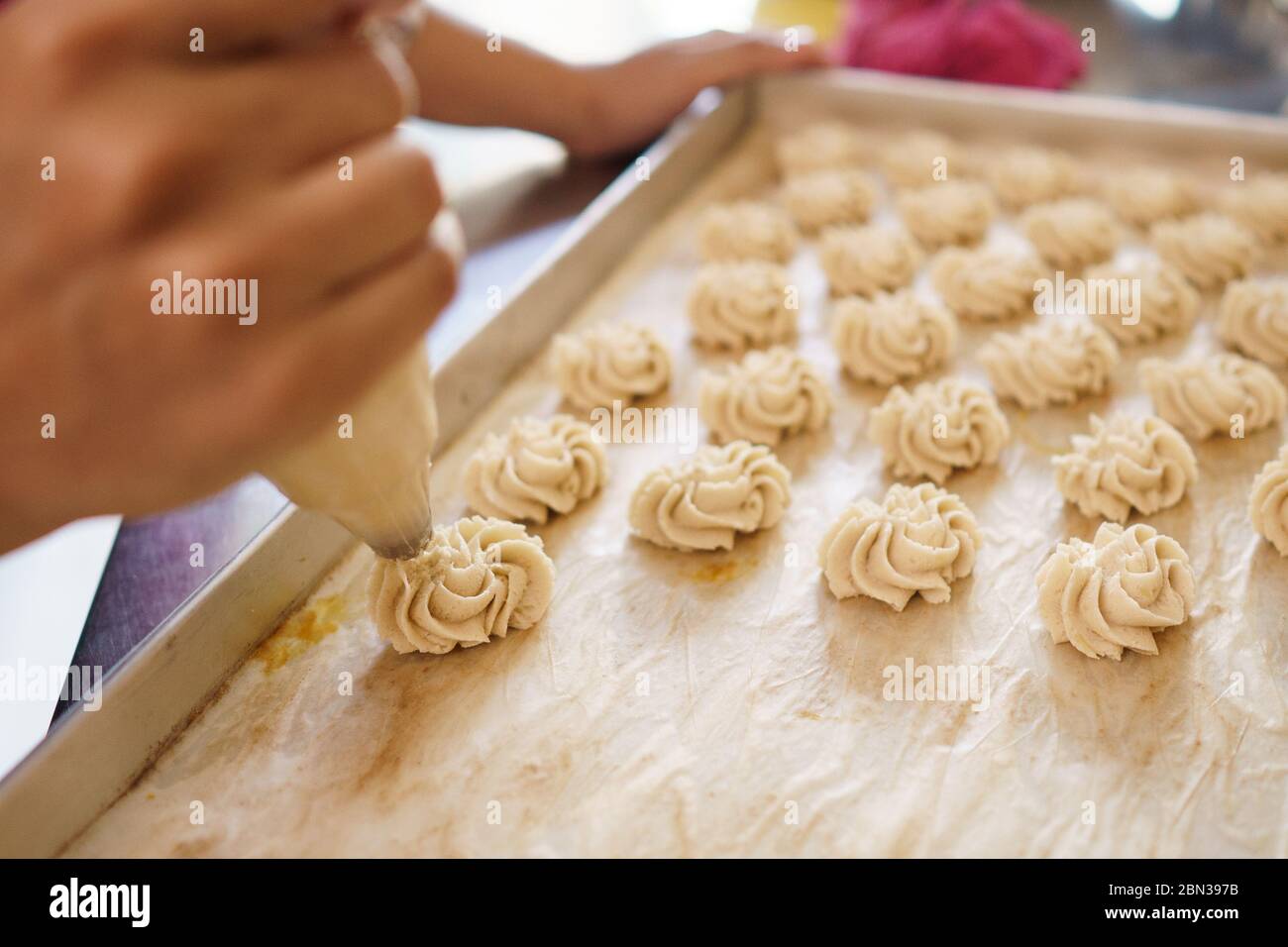 torta semprit. dessert asiatico a misura di boccone. pifferate un po' di pasta Foto Stock