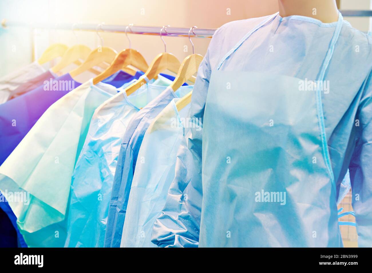 Manichino donna camici chirurgici in negozio Foto Stock