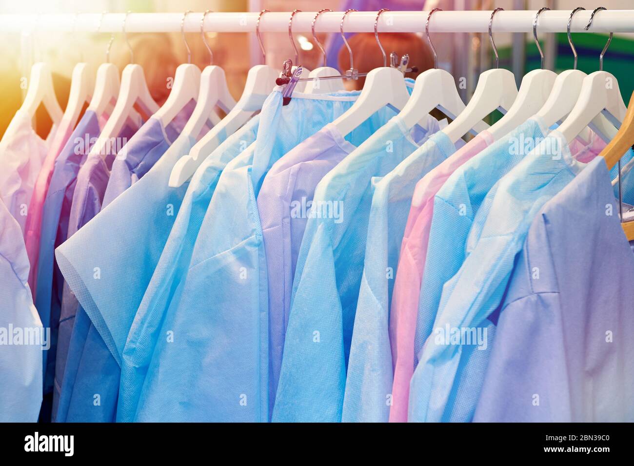 Un tempo di Medico camici chirurgici su appendiabiti Foto Stock