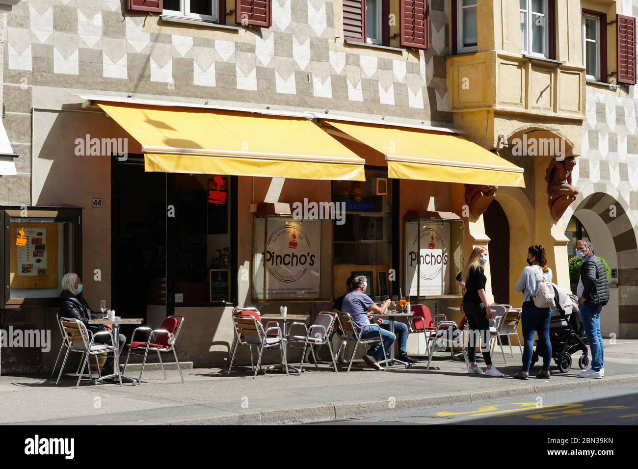Fase 2 delle restrizioni a causa di COVID-19. Alcuni ristoranti di Merano, Alto Adige, Italia sono già aperti. Foto Stock