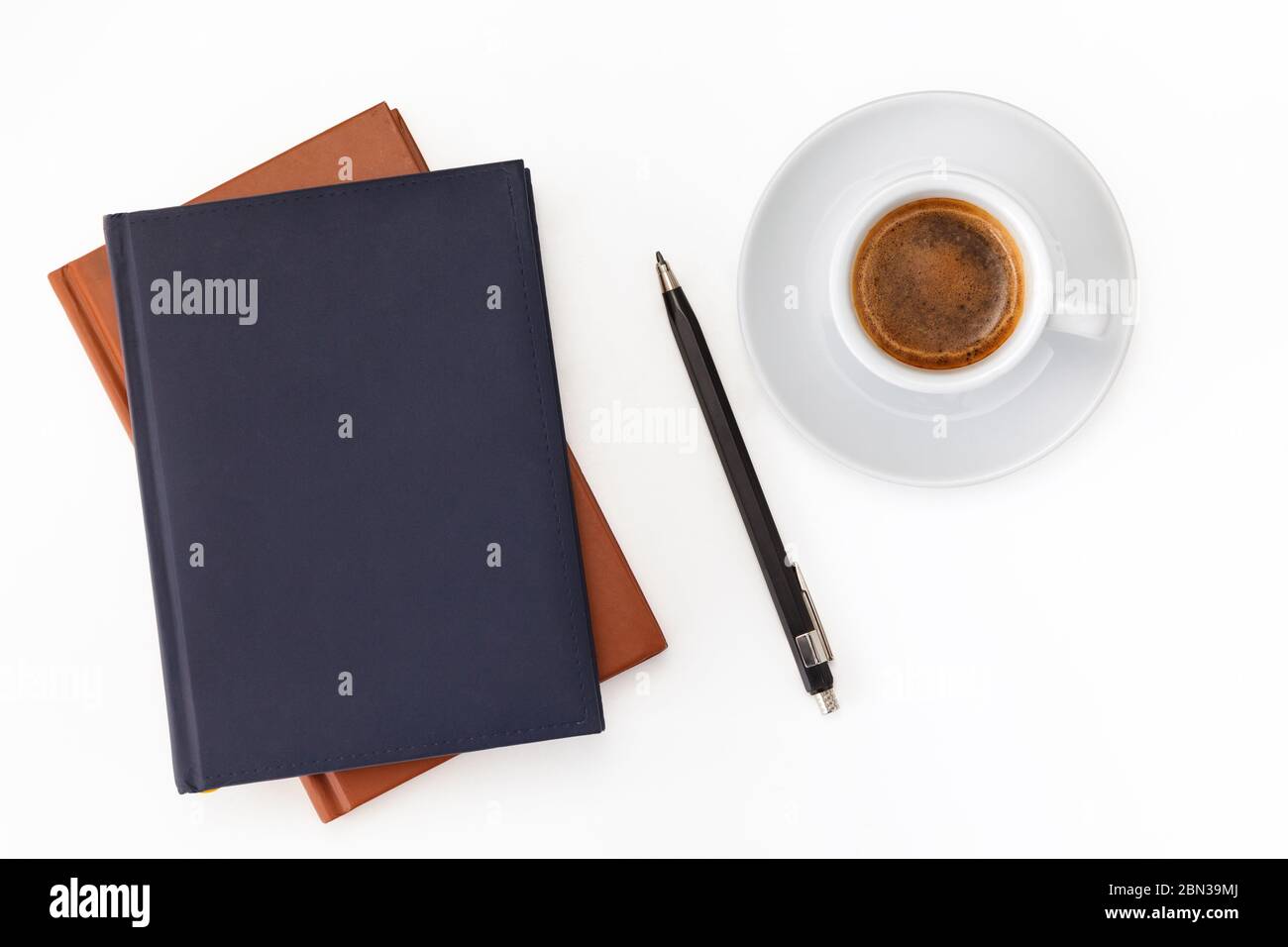 Scrivania con computer portatile, occhiali, auricolare, penna e una tazza di caffè. Vista dall'alto con spazio di copia. Foto Stock