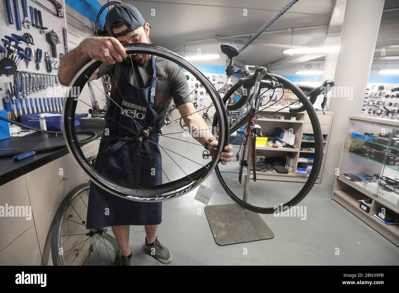 RIPARAZIONE BICICLETTE/DECONFINEMENT A PARIGI Foto Stock