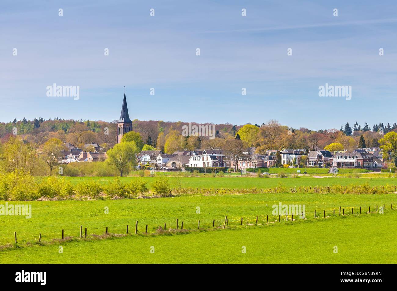 Il piccolo villaggio olandese di Dieren di fronte al parco nazionale il Veluwe Foto Stock