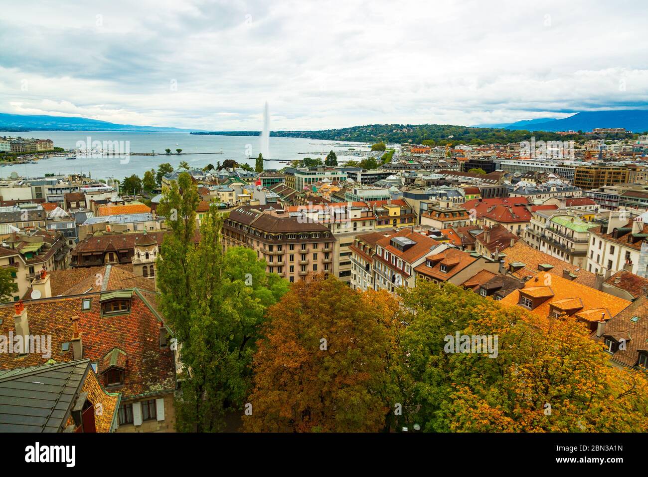 Ginevra, Svizzera: Vista sulla città e sul lago dalla torre della cattedrale di San Pietro Foto Stock